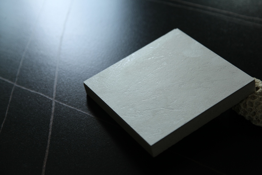 In che modo la superficie incisa con precisione realizza texture naturali 3D? Svelata l’innovazione delle piastrelle di Beata