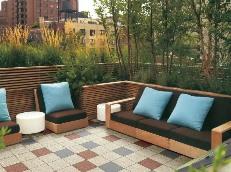 Oltre la superficie: cosa fa davvero durare una piastrella per patio?