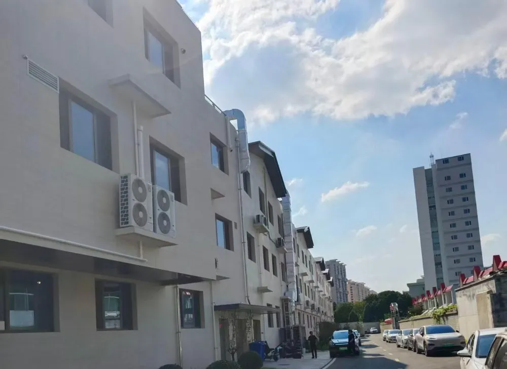 Cosa rende il gres porcellanato effetto travertino ideale per progetti di piazze commerciali su larga scala?